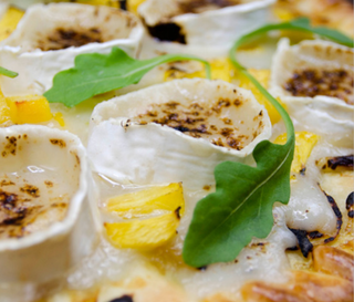 COCA DE ALBARICOQUES CON ROMERO Y QUESO DE CABRA