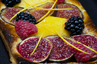 COCA DE HIGOS, MELOCOTÓN Y FRUTOS ROJOS CON ACEITE DE MANDARINA