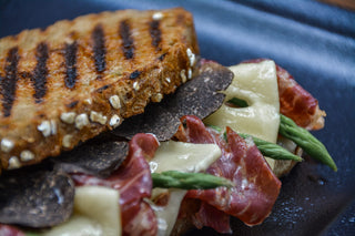SANDWICH DE EMMENTAL, JABUGO Y ESPÁRRAGOS CON TRUFA