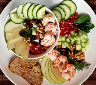 ENSALADA TZATZIKI DE PEPINO CON GAMBAS, FRUTAS Y MENTA